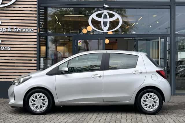 Toyota Yaris (2016) thumbnail 2