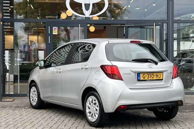 Toyota Yaris (2016) thumbnail 3