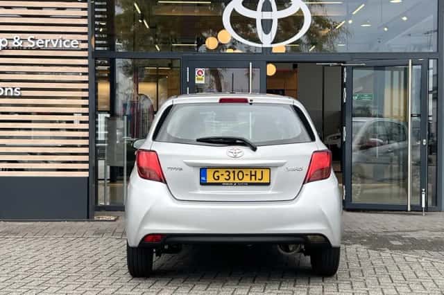 Toyota Yaris (2016) thumbnail 4