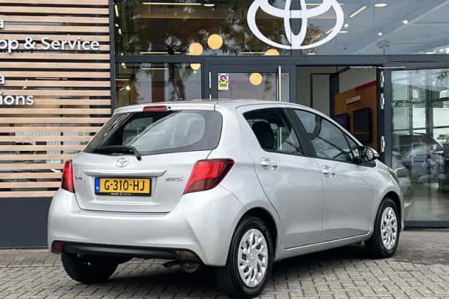 Toyota Yaris (2016) thumbnail 5