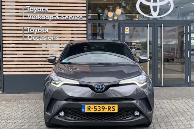 Toyota C-HR (2019) thumbnail 2