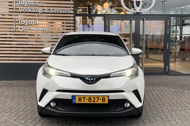 Toyota C-HR (2018) thumbnail 2