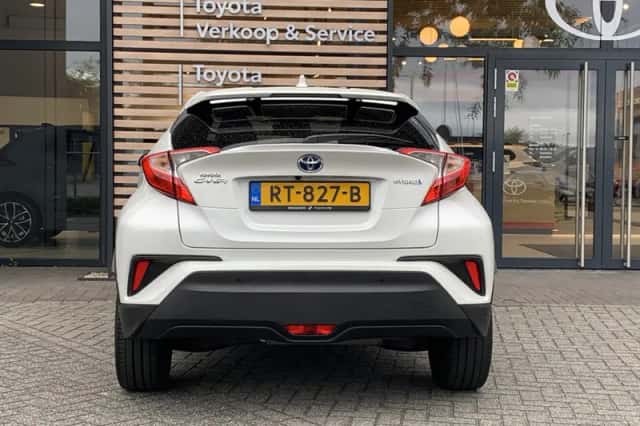 Toyota C-HR (2018) thumbnail 6