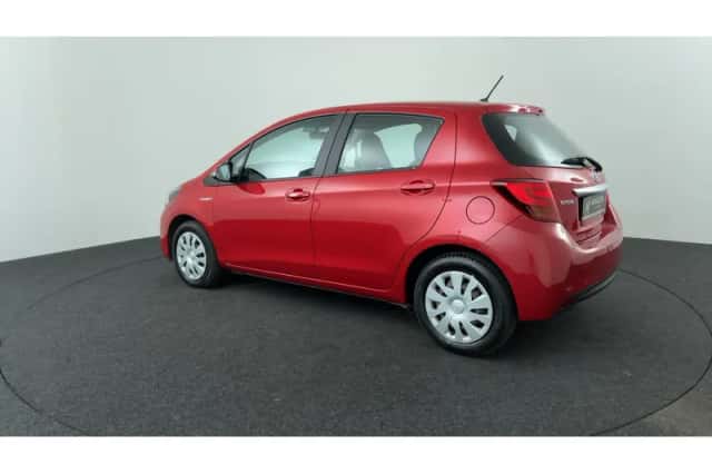 Toyota Yaris (2015) thumbnail 3