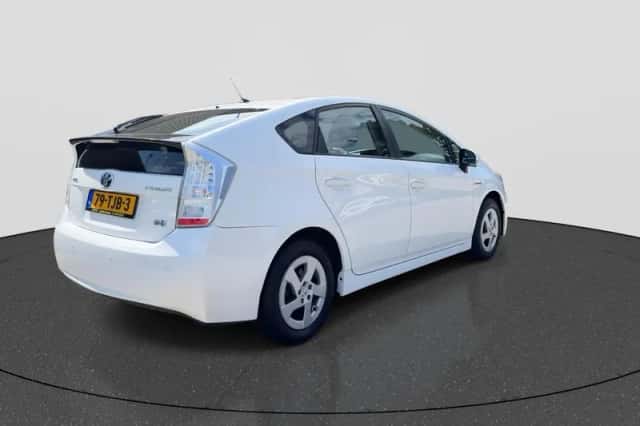 Toyota Prius (2010) thumbnail 5