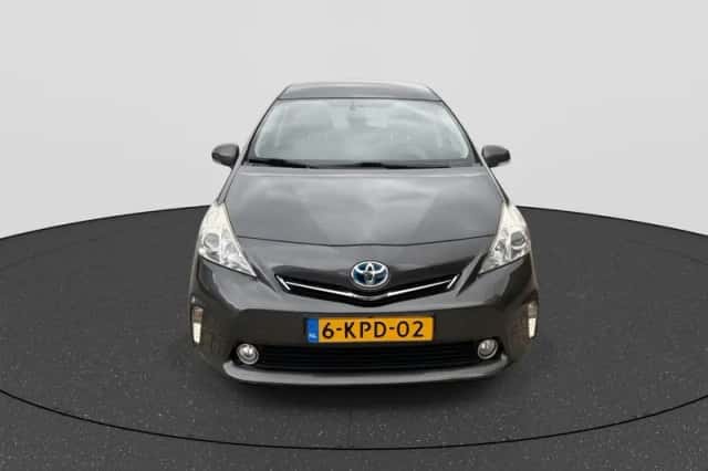 Toyota Prius Wagon (2013) thumbnail 2