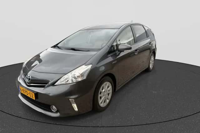 Toyota Prius Wagon (2013) thumbnail 3