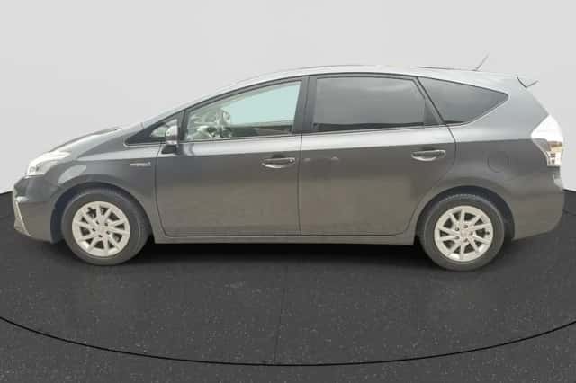 Toyota Prius Wagon (2013) thumbnail 4