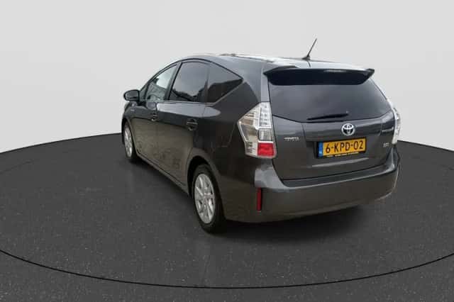 Toyota Prius Wagon (2013) thumbnail 5
