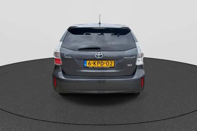 Toyota Prius Wagon (2013) thumbnail 6