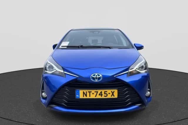 Toyota Yaris (2017) thumbnail 2