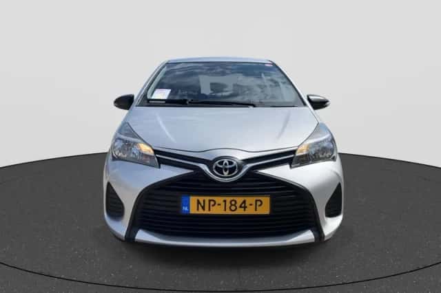 Toyota Yaris (2017) thumbnail 2
