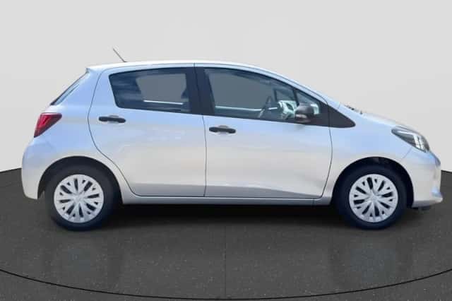 Toyota Yaris (2017) thumbnail 4