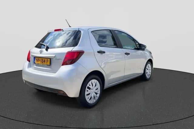Toyota Yaris (2017) thumbnail 5