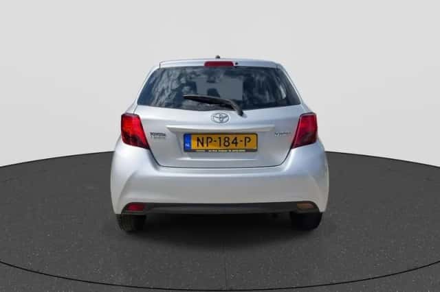 Toyota Yaris (2017) thumbnail 6