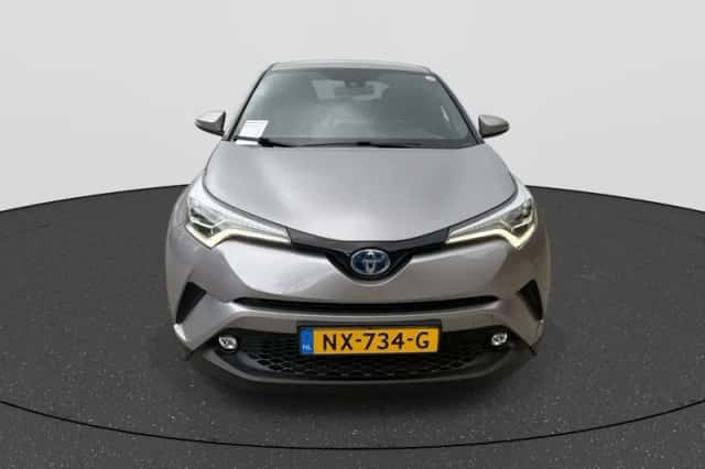 Toyota C-HR (2017) thumbnail 2