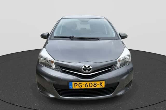 Toyota Yaris (2014) thumbnail 2