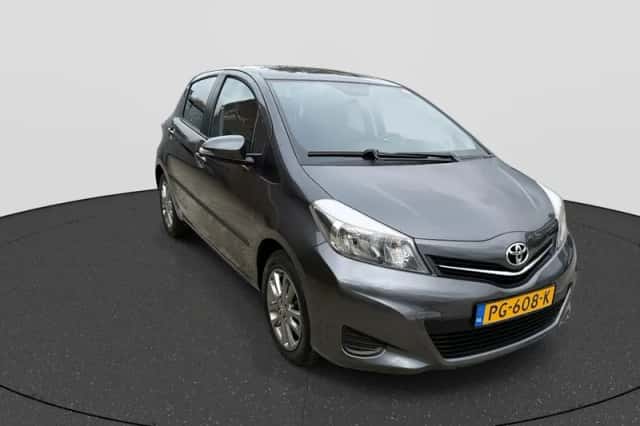 Toyota Yaris (2014) thumbnail 3