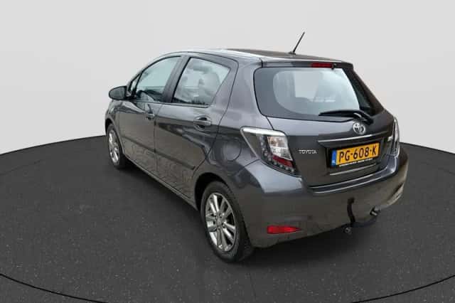Toyota Yaris (2014) thumbnail 5