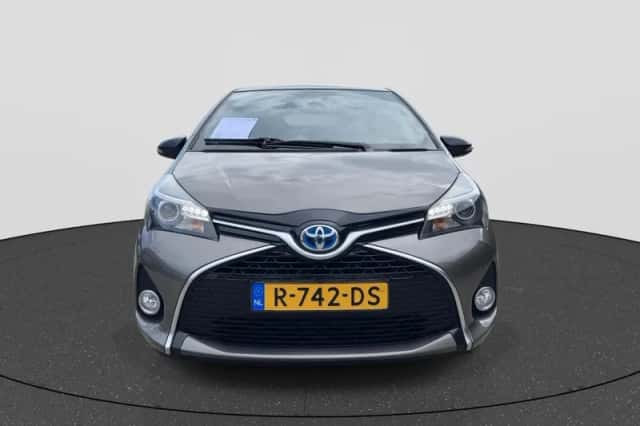 Toyota Yaris (2017) thumbnail 2