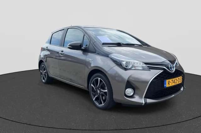 Toyota Yaris (2017) thumbnail 3