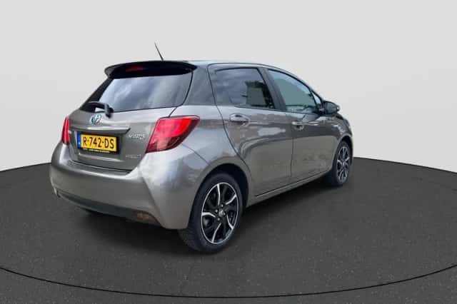 Toyota Yaris (2017) thumbnail 5