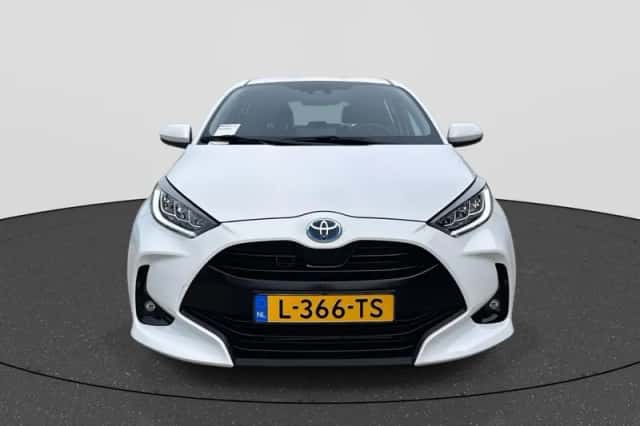 Toyota Yaris (2021) thumbnail 2
