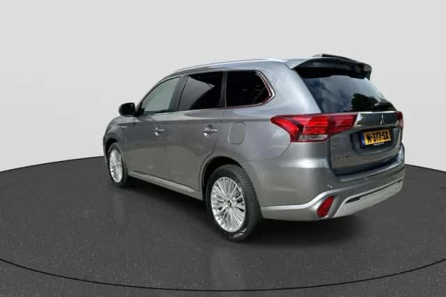Mitsubishi Outlander (2019) thumbnail 3