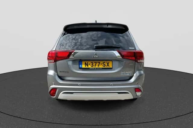 Mitsubishi Outlander (2019) thumbnail 4