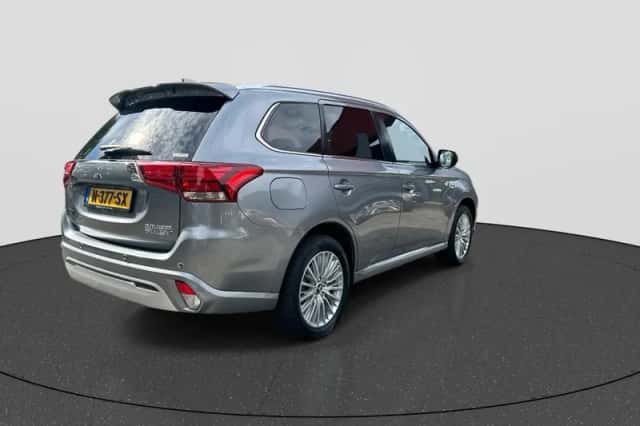 Mitsubishi Outlander (2019) thumbnail 5