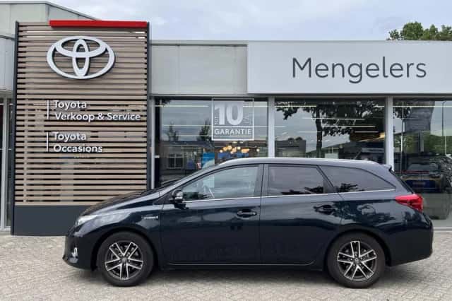 Toyota Auris (2016) thumbnail 2