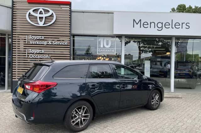 Toyota Auris (2016) thumbnail 3