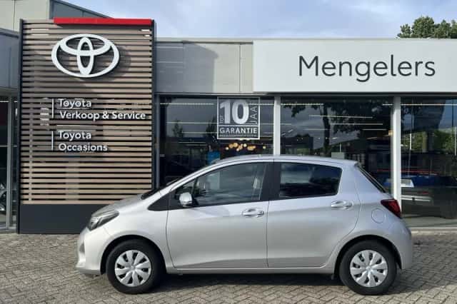 Toyota Yaris (2016) thumbnail 2