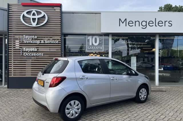 Toyota Yaris (2016) thumbnail 3