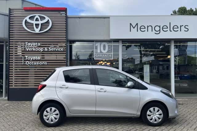 Toyota Yaris (2016) thumbnail 5