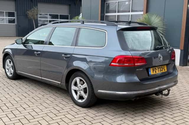 Volkswagen Passat (2013) thumbnail 2