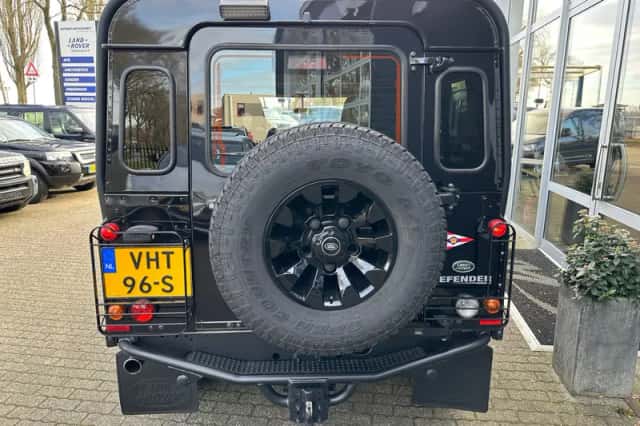 Land Rover Defender (2016) thumbnail 4