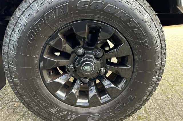 Land Rover Defender (2016) thumbnail 6