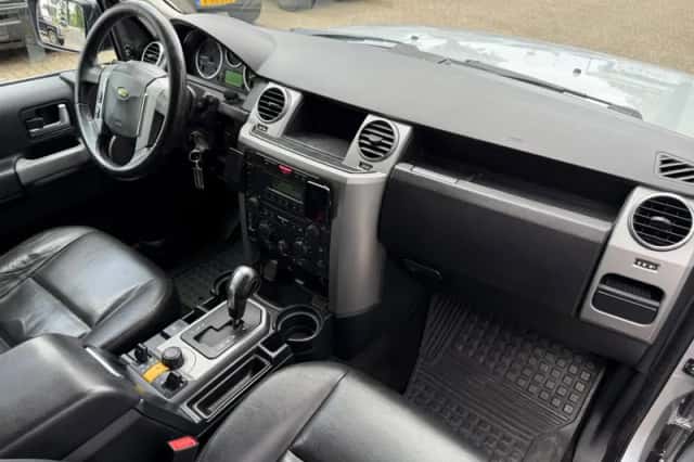 Land Rover Discovery (2009) thumbnail 6