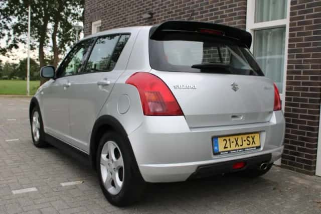 Suzuki Swift (2007) thumbnail 5