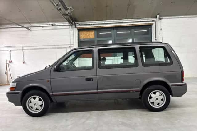 Chrysler Voyager (1992) thumbnail 2