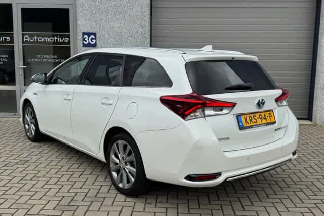 Toyota Auris (2016) thumbnail 2