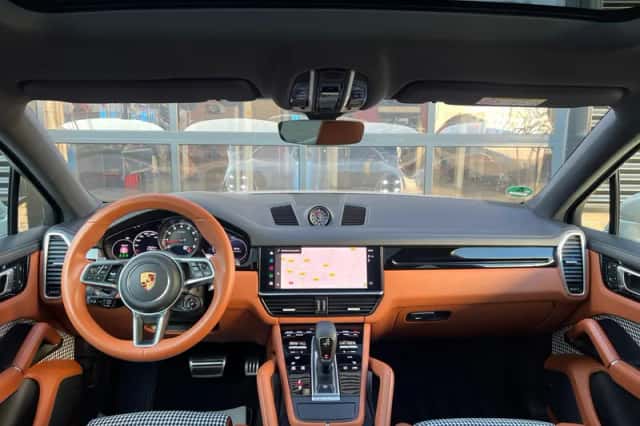 Porsche Cayenne (2022) thumbnail 2