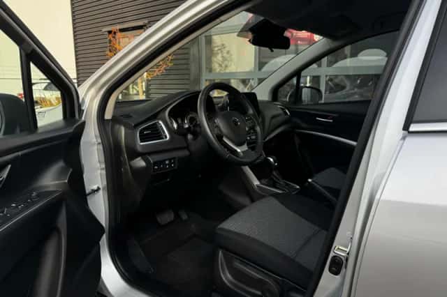 Suzuki S-Cross (2024) thumbnail 4