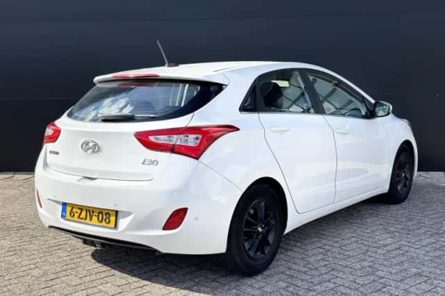 Hyundai i30 (2015) thumbnail 3