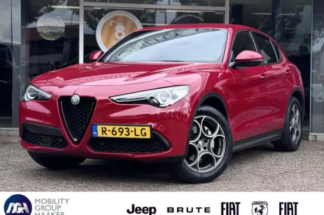 Alfa Romeo Stelvio (2017) thumbnail 1