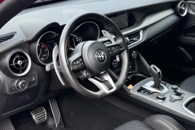 Alfa Romeo Stelvio (2017) thumbnail 2