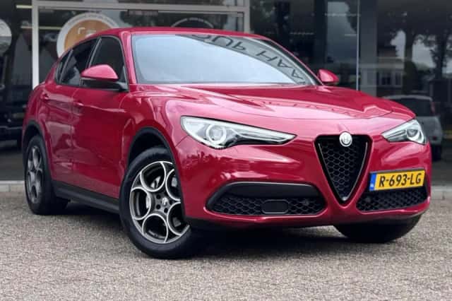 Alfa Romeo Stelvio (2017) thumbnail 3