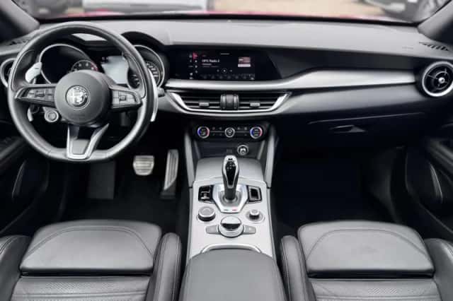 Alfa Romeo Stelvio (2017) thumbnail 4