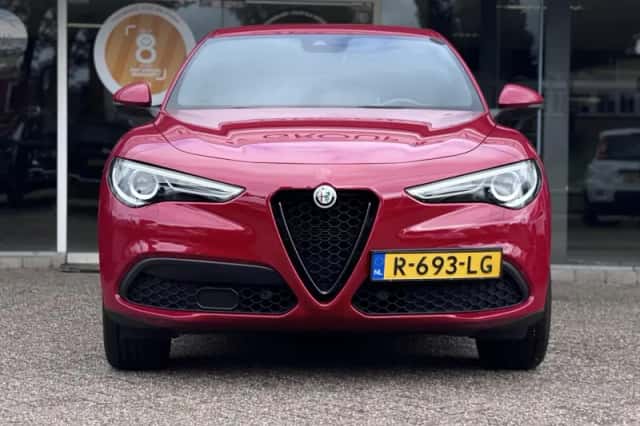 Alfa Romeo Stelvio (2017) thumbnail 5